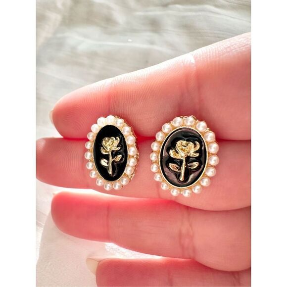 Oval gold and black rose stud earring with pearl accent - Picture 4 of 4